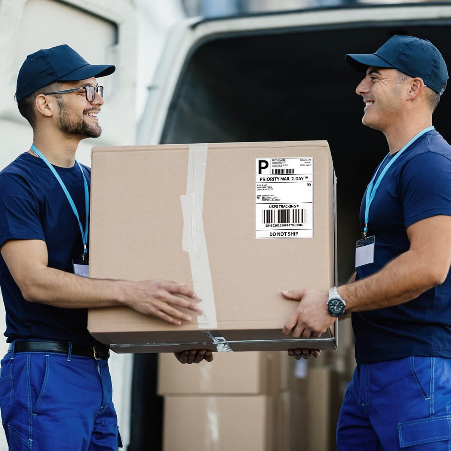 Etichetta 100x150mm formato corriere standard applicata su scatola di spedizione